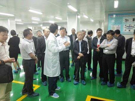 專家組實地考察了蘭州金川科技園電池材料產業研發和產業化情況