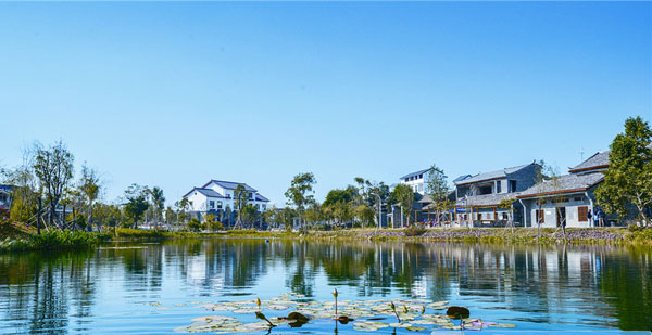 美麗南方田園綜合體擬將規(guī)劃區(qū)設(shè)計(jì)為“一軸兩翼三帶八區(qū)”的總體布局