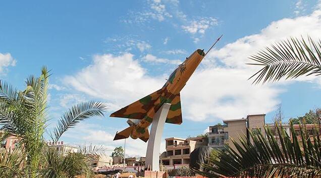 傲立于航空小鎮(zhèn)展覽館廣場的殲7戰(zhàn)機(jī)