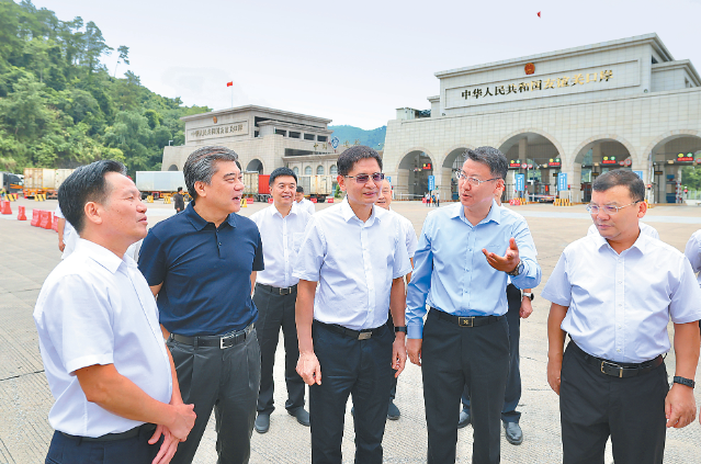 藍天立在崇左市調研沿邊臨港產業園區建設 藍天立在崇左市調研沿邊臨港產業園區建設